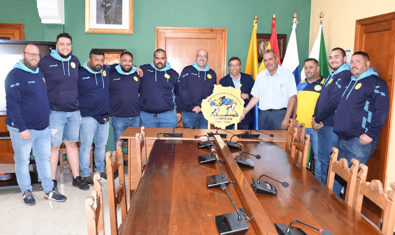 Imagen de la recepción municipal al Club de Lucha Almogarén / TA